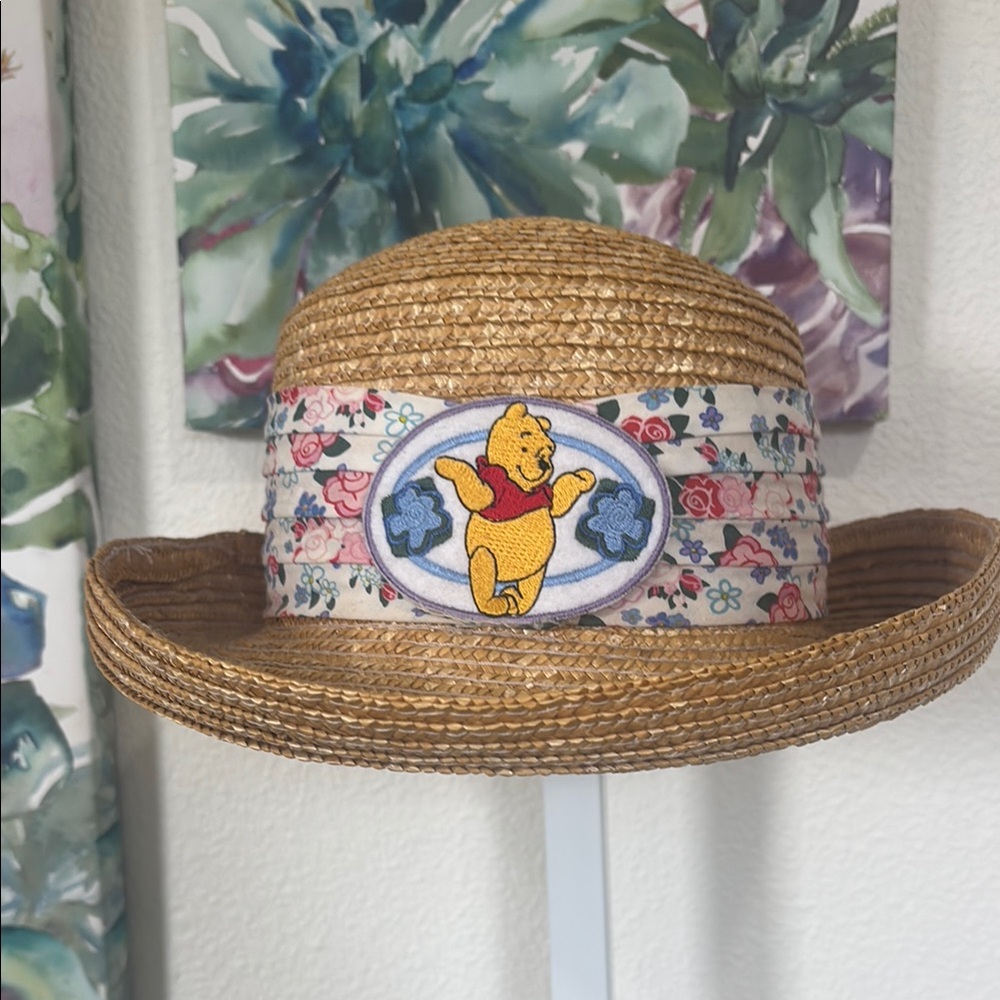 Vintage 90’s Women’s Winnie the Pooh Straw Hat with Floral Band